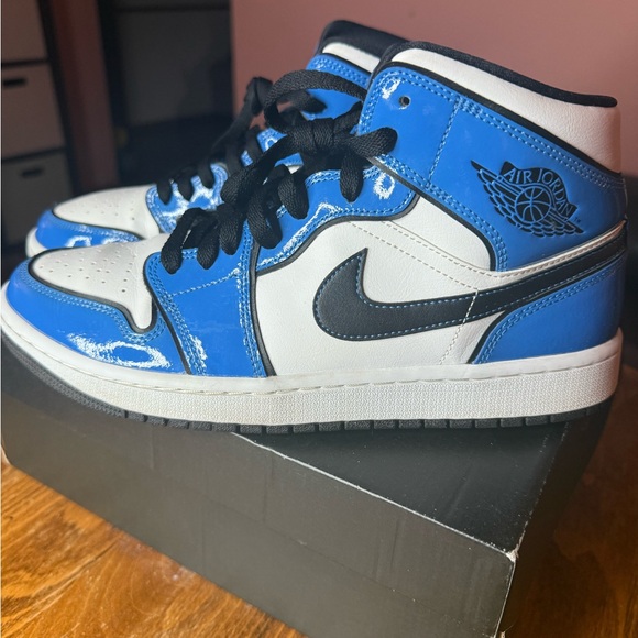 Jordan 1 Mid “Signal Blue” Size 9M - Picture 1 of 5